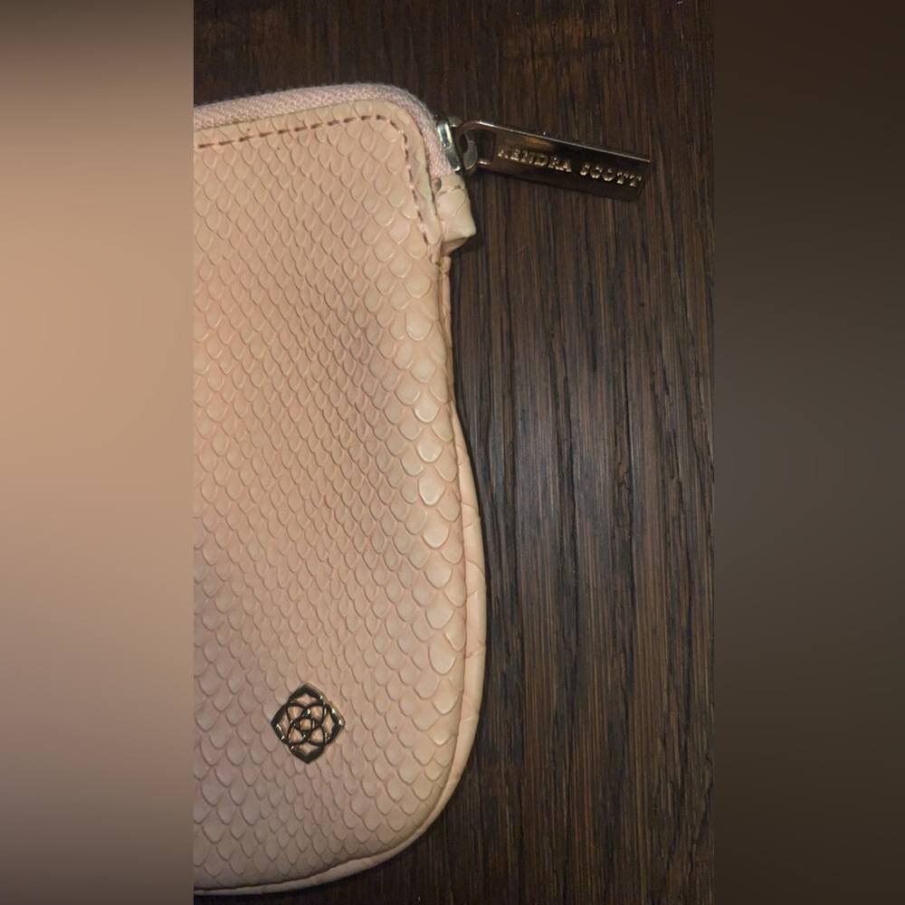 Kendra Scott 🌸 Elegant Pink Snakeskin Design Clutch. - Picture 4 of 5